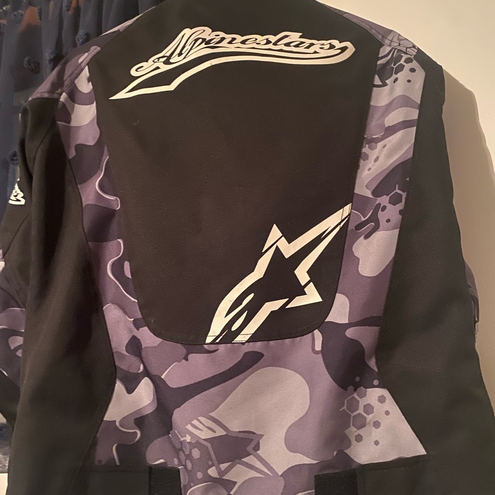 Large women’s Alpinestars jacket ..only worn once.excellent condition..all pads